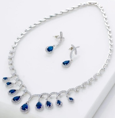 Luxurious Necklace With Matching Earrings For Office Parties