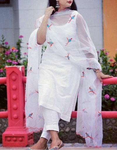 Stylish white sleeveless kurta trouser with printed dupatta