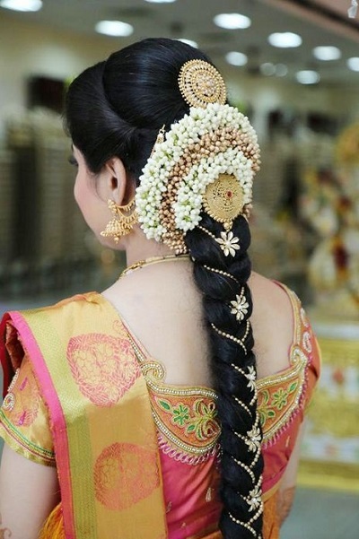Traditional south style bridal gajra hairstyle