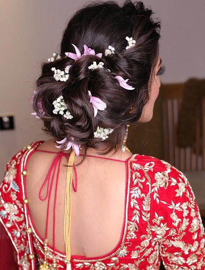 Twisted low bun gajra with floral detailing