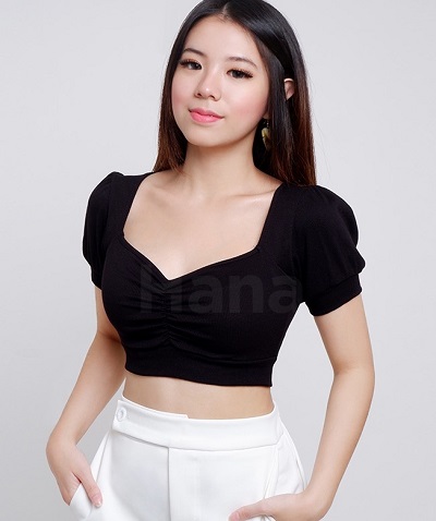 Black sweetheart neckline cropped short sleeve top