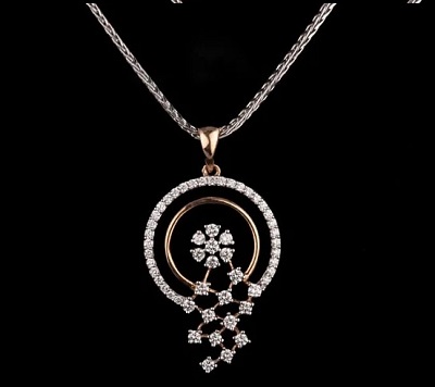 Circular diamond pendant design with thin chain