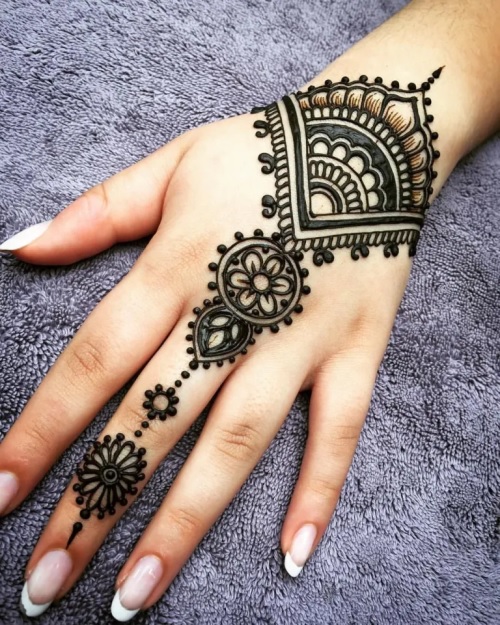 Single Line Back Mehndi